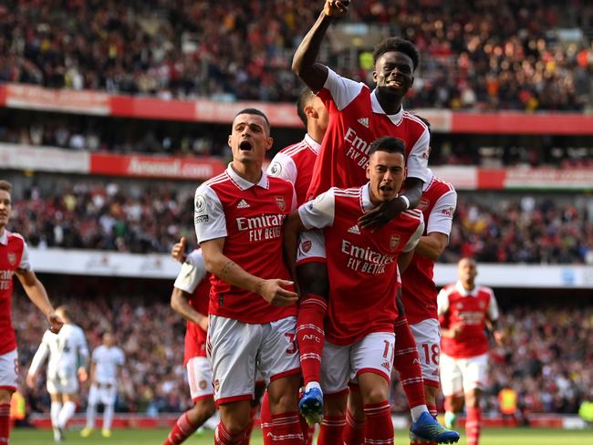 LONDON, ENGLAND - OCTOBER 09: Gabriel Martinelli of Arsenal celebrates with teammates after scoring their team's first goal during the Premier League match between Arsenal FC and Liverpool FC at Emirates Stadium on October 09, 2022 in London, England. (Photo by Justin Setterfield/Getty Images)