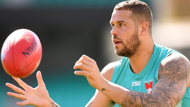 Lance Franklin takes part in a handball drill before Saturday’s elimination final at the SCG.