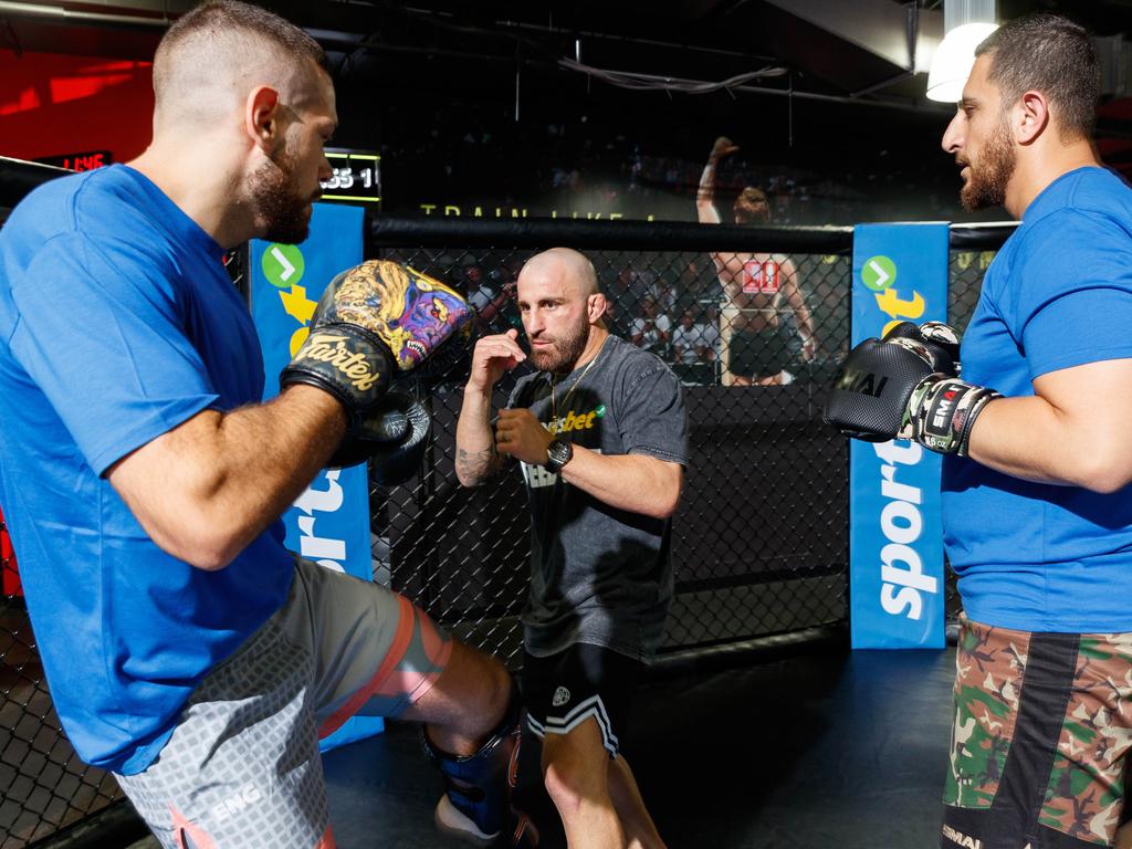 Volkanovski taking a training session with local fighters at UFC Gym in Sydney. Picture: Max Mason-Hubers