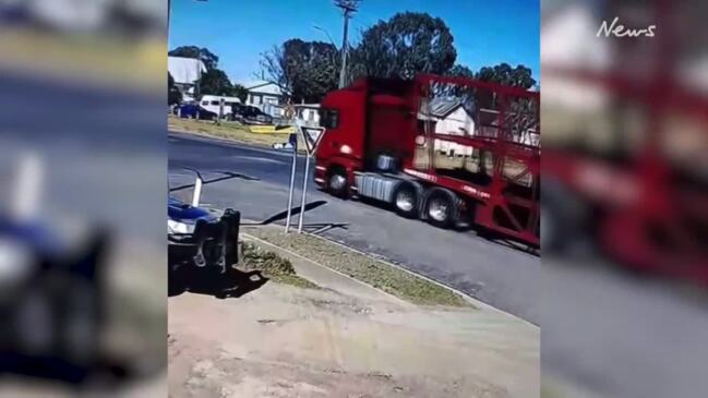 Vehicles ignoring give way sign at intersection