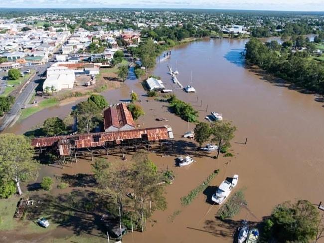 Caravan lost, clean up begins after Mary River breaks banks