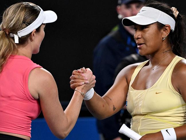 USA's Danielle Collins (L) shakes hands with Australia's Destanee Aiava after their women's singles match on day five of the Australian Open tennis tournament in Melbourne on January 16, 2025. (Photo by WILLIAM WEST / AFP) / -- IMAGE RESTRICTED TO EDITORIAL USE - STRICTLY NO COMMERCIAL USE --