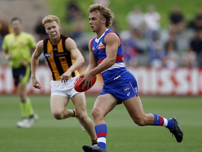 MELBOURNE , AUSTRALIA. February 23 , 2024.  AFL. Western Bulldogs vs Hawthorn at Whitten Oval.   Bulldog Ryley Sanders charges through half forward     . Pic: Michael Klein