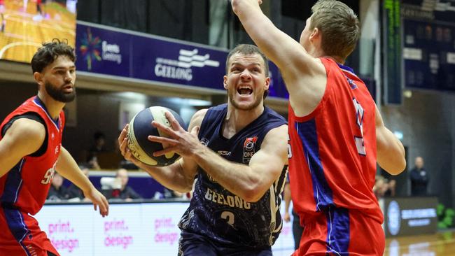 Gabe Hadley drives for the basket for the Supercats. Picture: Marcel Berens.