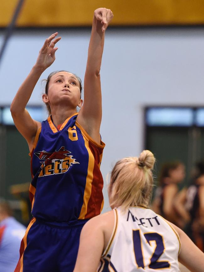 Jets stalwart Sam Rioli gets a shot over Ansett’s Ashton Eaton during the DBA women’s semi-final in November, 2015. Picture: HELEN ORR