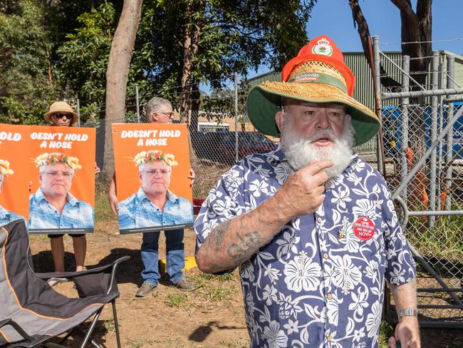 Albo cops Kitching sting, PM faces Hawaiian shirt protesters