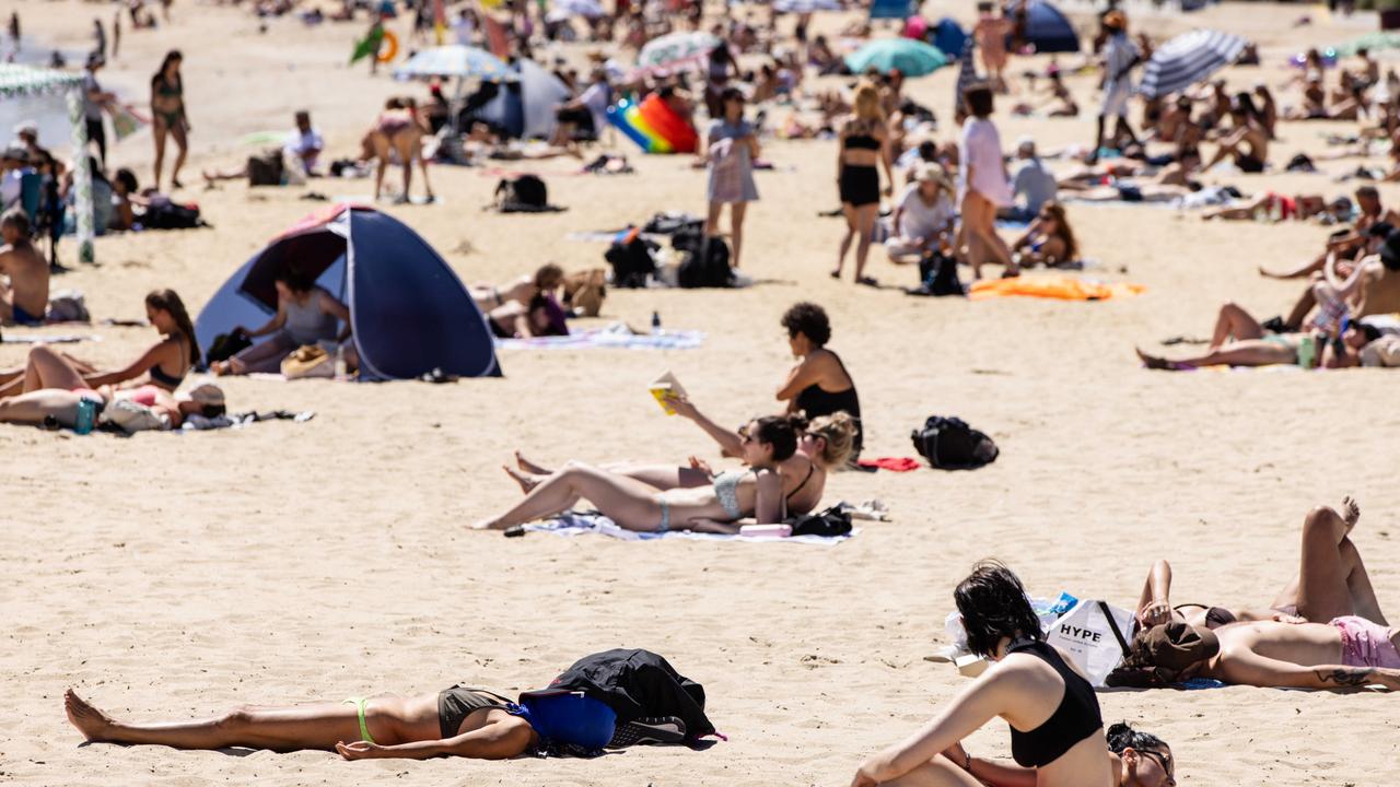 People will be flocking to the beach on Sunday as temperatures get set to soar. Picture: NCA NewsWire / Diego Fedele