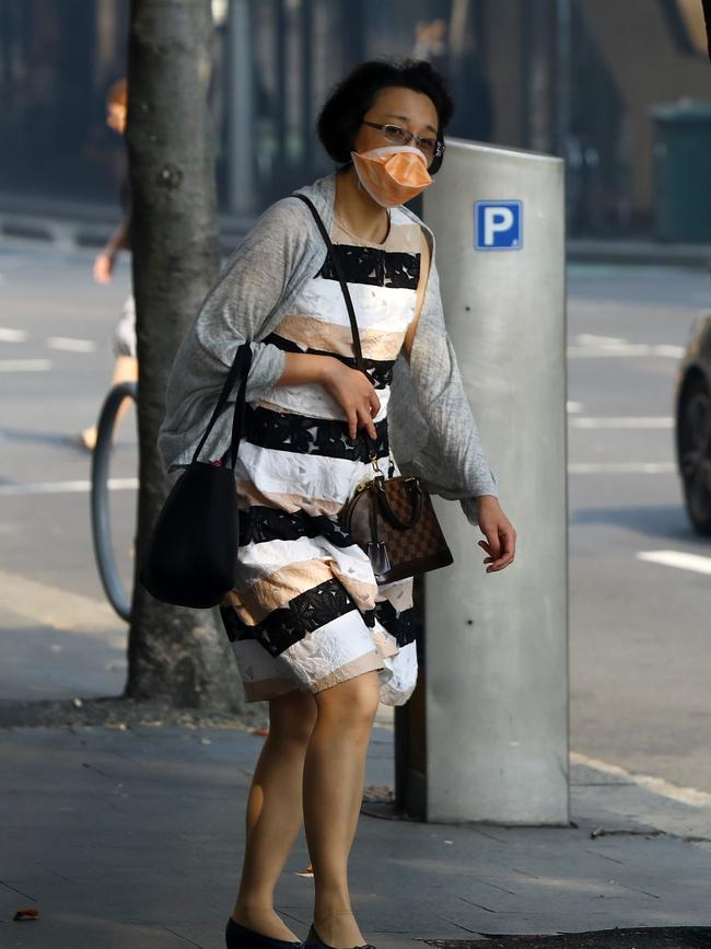 As smoke from bushfires engulfs Sydney, morning commuters are pictured wearing face masks as they make their way to work. Picture: MATRIX