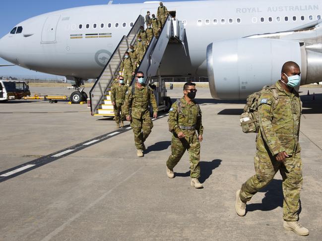 Australian Army personnel from the The 3rd Battalion, Royal Australian Regiment, based in Townsville, arrive in Melbourne as they prepare to support Victoria Police with hotel quarantine of international arrivals. *** Local Caption *** The Australian Defence Force (ADF) is contributing to the whole-of-government response to the COVID-19 pandemic with a range of personnel, planning and logistics support.   In Victoria ADF personnel are supporting state and commonwealth agencies including the Department of Health and Human Services, Emergency Management Victoria, and the Victorian Police.   Tasks in Melbourne include support to Victoria Police in confirming the identity of international arrivals prior to the start of their quarantine period as part the State Governmentâs COVID-19 Quarantine Victoria (CQV)