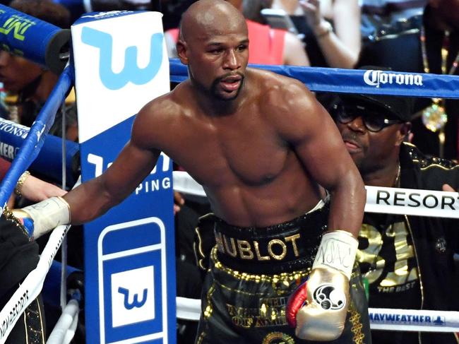 LAS VEGAS, NV - AUGUST 26: Floyd Mayweather Jr. goes back to his corner at the end of the ninth round of his super welterweight boxing match against Conor McGregor at T-Mobile Arena on August 26, 2017 in Las Vegas, Nevada. Mayweather won by 10th-round TKO.   Ethan Miller/Getty Images/AFP == FOR NEWSPAPERS, INTERNET, TELCOS & TELEVISION USE ONLY ==