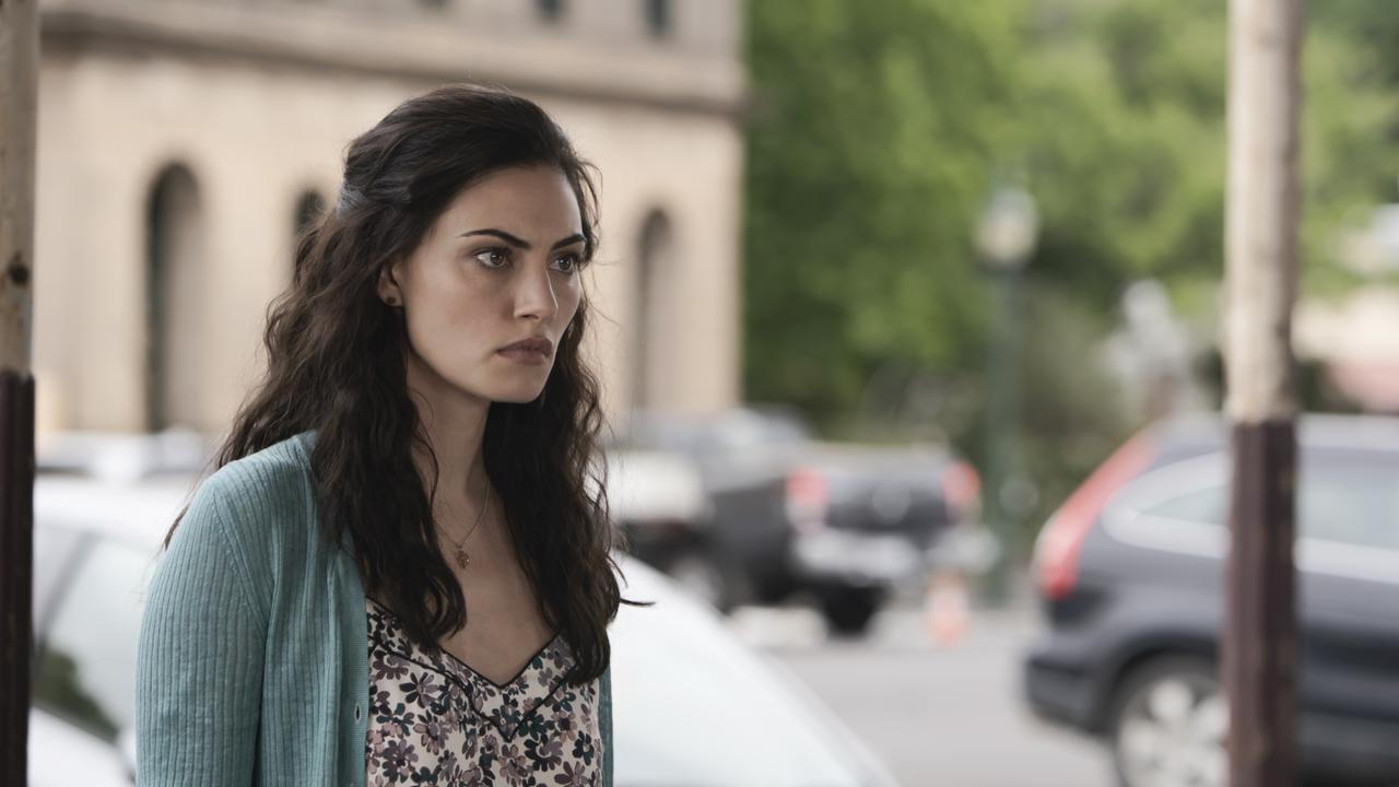 Phoebe Tonkin says she’s a ‘slouchy’ 30-year-old