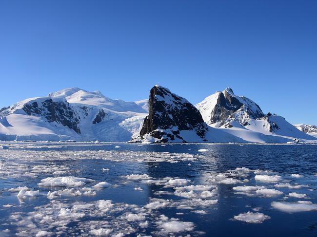 (FILES) In this file photo taken on November 27, 2019, view of Orne Harbour in South Shetland Islands, Antarctica. - Brazilian scientists registered Antarctic temperature above 20C for first time on record at Seymour Island on February 9, 2020. (Photo by Johan ORDONEZ / AFP)