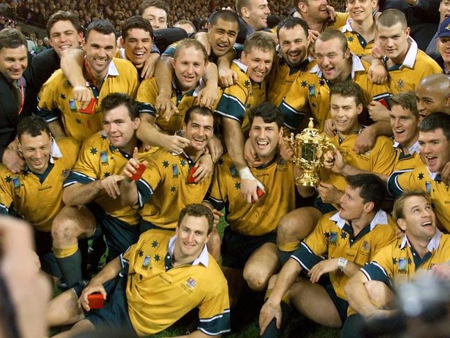 Wallabies players pose with William Webb Ellis trophy after Australia defeated France in 1999 World Cup final at Millennium Stadium in Cardiff, 06/11/1999.