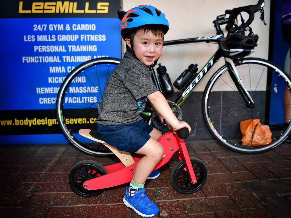 Jed Dempster cheers on brother Zak Dempster who is riding for Uni SA. Picture: Bianca De Marchi