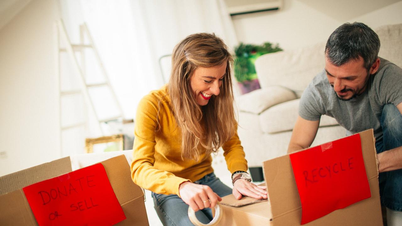 Packing experts recommend making a checklist to keep order while moving house.