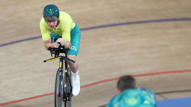 Darren Hicks stormed to gold in the road cycling.