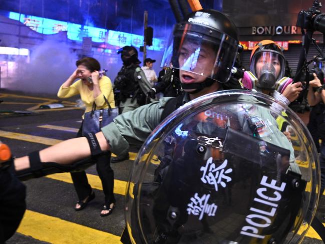 TOPSHOT - Police fire tear gas to disperse bystanders in the Mong Kok district of Hong Kong on November 10, 2019. - Hong Kong's police watchdog is unequipped to investigate the force's handling of months of pro-democracy protests, a panel of international experts appointed by the city's own government has found. Hong Kong has been upended by five months of huge and increasingly violent rallies, but Beijing has refused to give in to most of the movement's demands. (Photo by Philip FONG / AFP)