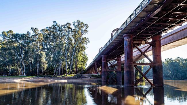 The Echuca/Moama border. Picture: Jake Nowakowski