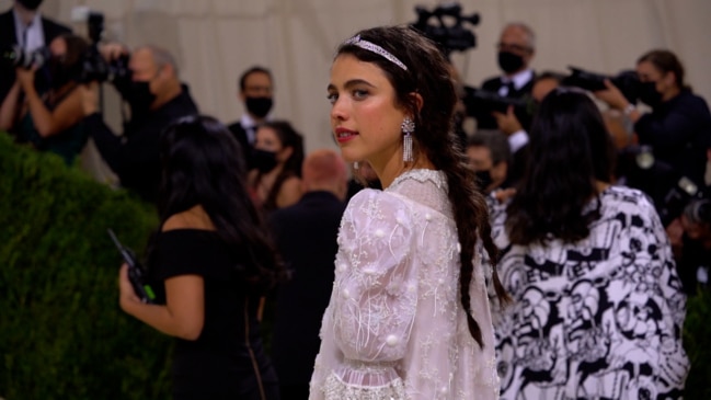 Chanel Coco Crush 2023: Margaret Qualley, behind the scenes 