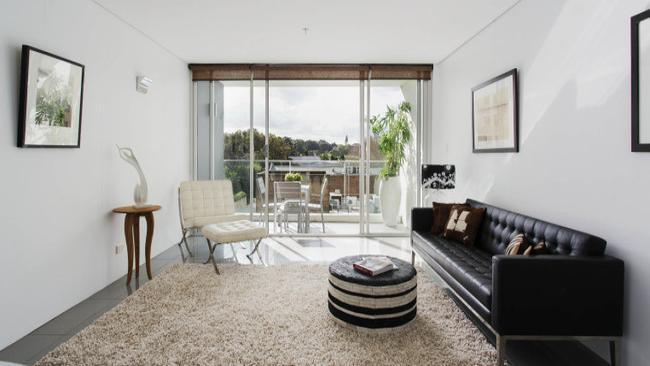 With shared facilities of a rooftop pool, and sauna, this Wooloomooloo apartment has 117sq m of living space and views over the Domain.