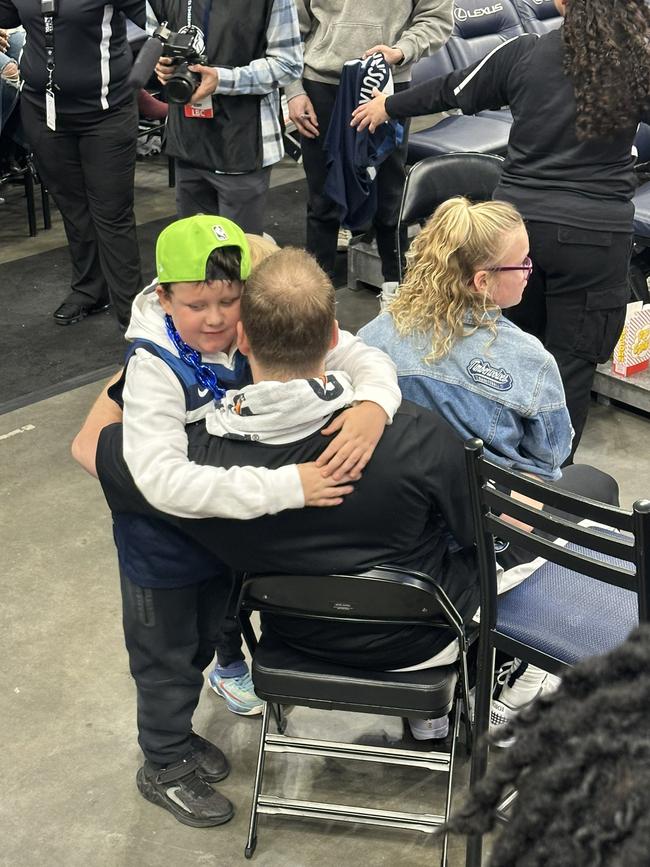 Joe Ingles hugs his son. Photo X @SpencerRea3.