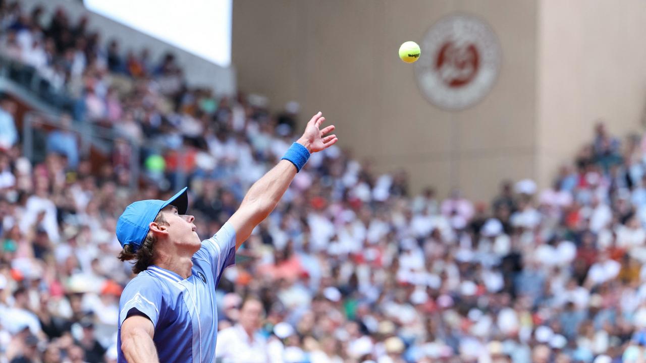 Australia's Alex De Minaur serves to Russia's Daniil Medvedev during their men's round of sixteen singles match on Court Suzanne-Lenglen on day nine of the French Open tennis tournament at the Roland Garros Complex in Paris on June 3, 2024. (Photo by Alain JOCARD / AFP)