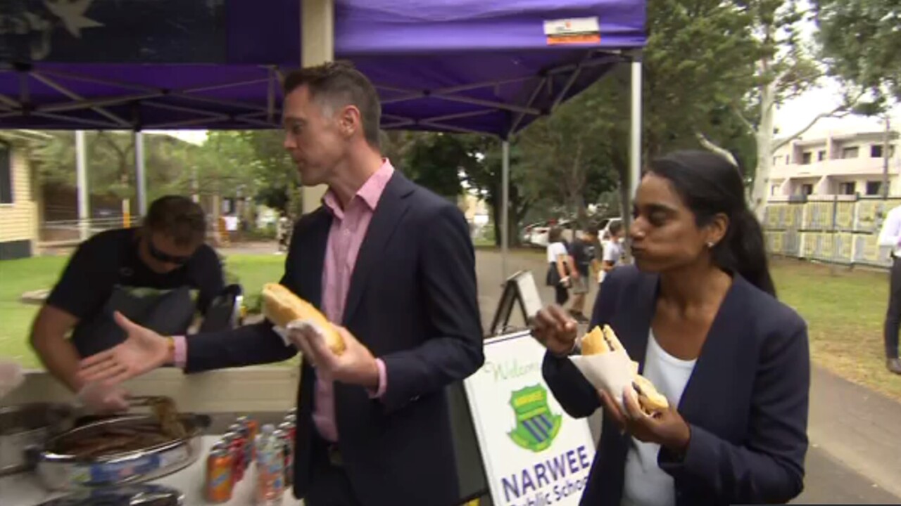 Chris Minns and Oately's Labor candidate share a sausage sizzle with voters