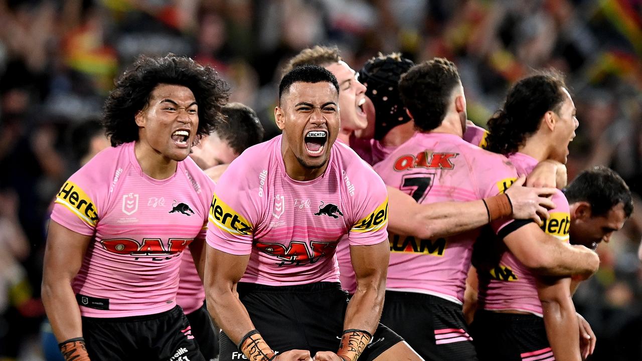 *APAC Sports Pictures of the Week – 2021, September 27* – BRISBANE, AUSTRALIA – SEPTEMBER 25: Stephen Crichton of the Panthers and his teammates celebrate victory after the NRL Grand Final Qualifier match between the Melbourne Storm and the Penrith Panthers at Suncorp Stadium on September 25, 2021 in Brisbane, Australia. (Photo by Bradley Kanaris/Getty Images)