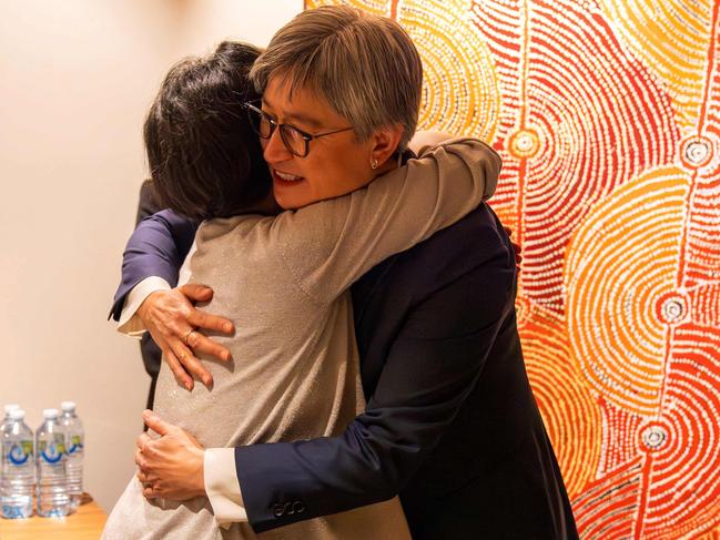 This handout photograph taken on October 11, 2023 and released by Australia's Department of Foreign Affairs and Trade shows Australian Foreign Minister Penny Wong (R) hugging Australian journalist Cheng Lei upon her arrival at the airport in Melbourne. China has released Australian journalist Cheng Lei after more than three years, Prime Minister Anthony Albanese announced on October 11, adding she was freed from detention and reunited with her two young children in Melbourne. (Photo by Sarah HODGES / Australia's Department of Foreign Affairs and Trade (DFAT) / Australia Global Alumni / AFP) / --- RESTRICTED TO EDITORIAL USE - MANDATORY CREDIT "AFP PHOTO / AUSTRALIAN DEPARTMENT OF FOREIGN AFFAIRS AND TRADE / SARAH HODGES" - NO MARKETING NO ADVERTISING CAMPAIGNS - DISTRIBUTED AS A SERVICE TO CLIENTS ---