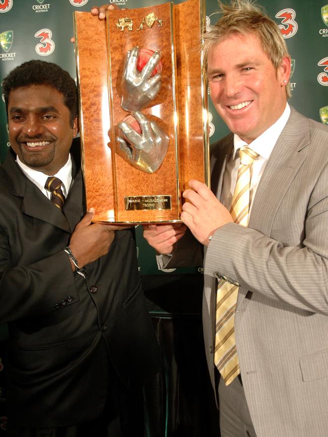 Warne and Muttiah Muralitharan unveiling the trophy named in their honour in 2007