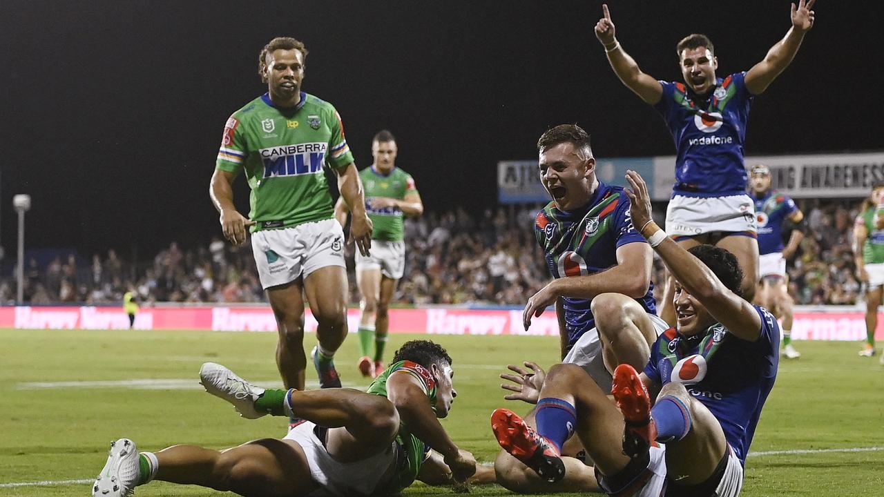 <p>MACKAY, AUSTRALIA - AUGUST 27: Rocco Berry of the Warriors scores a try during the round 24 NRL match between the New Zealand Warriors and the Canberra Raiders at BB Print Stadium, on August 27, 2021, in Mackay, Australia. (Photo by Ian Hitchcock/Getty Images)</p>