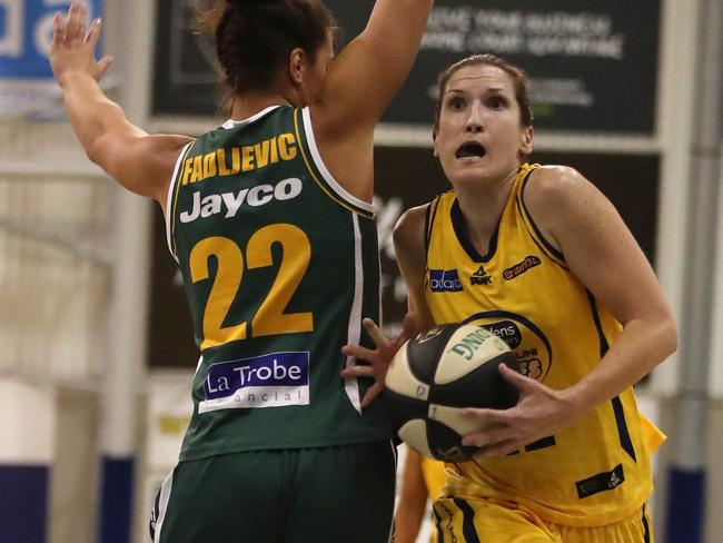 Belinda Snell drives past Rosie Fadljevic in last season’s grand final. Pic: Michael Klein