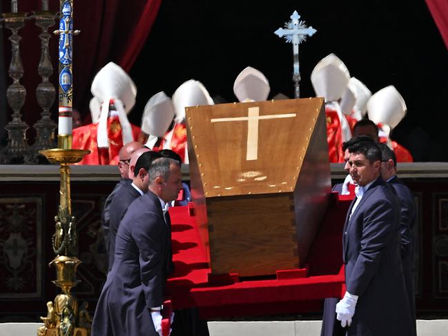 TOPSHOT - Pallbearers carry the coffin of late Pope Francis at the end of the funeral ceremony at St Peter's Square in the Vatican, on April 26, 2025. (Photo by Andreas SOLARO / AFP)