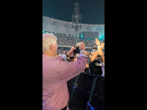 Chris Martin's proud dad joins crowd for coldplay's biggest concert