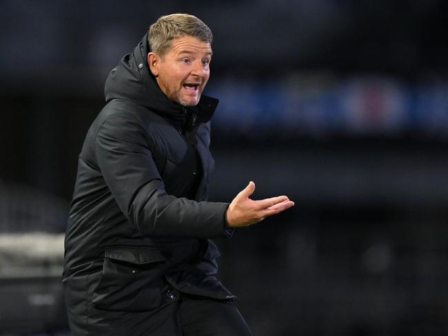 KAWASAKI, JAPAN - FEBRUARY 18: Central Coast Mariners head coach Mark Jackson gives the team instruction during the AFC Champions League Elite East Region match between Kawasaki Frontale and Central Coast Mariners at Kawasaki Todoroki Stadium on February 18, 2025 in Kawasaki, Kanagawa, Japan. (Photo by Kenta Harada/Getty Images)