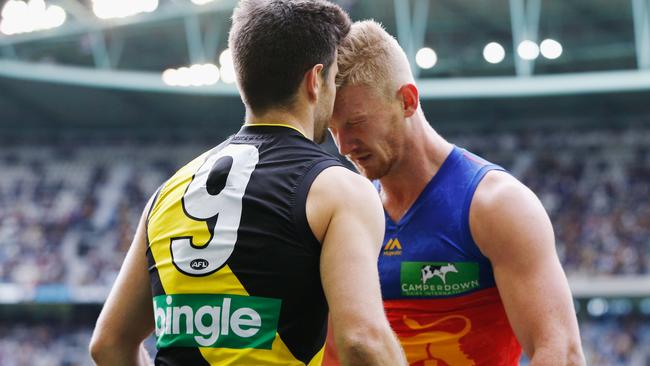 Nick Robertson head butts Trent Cotchin.