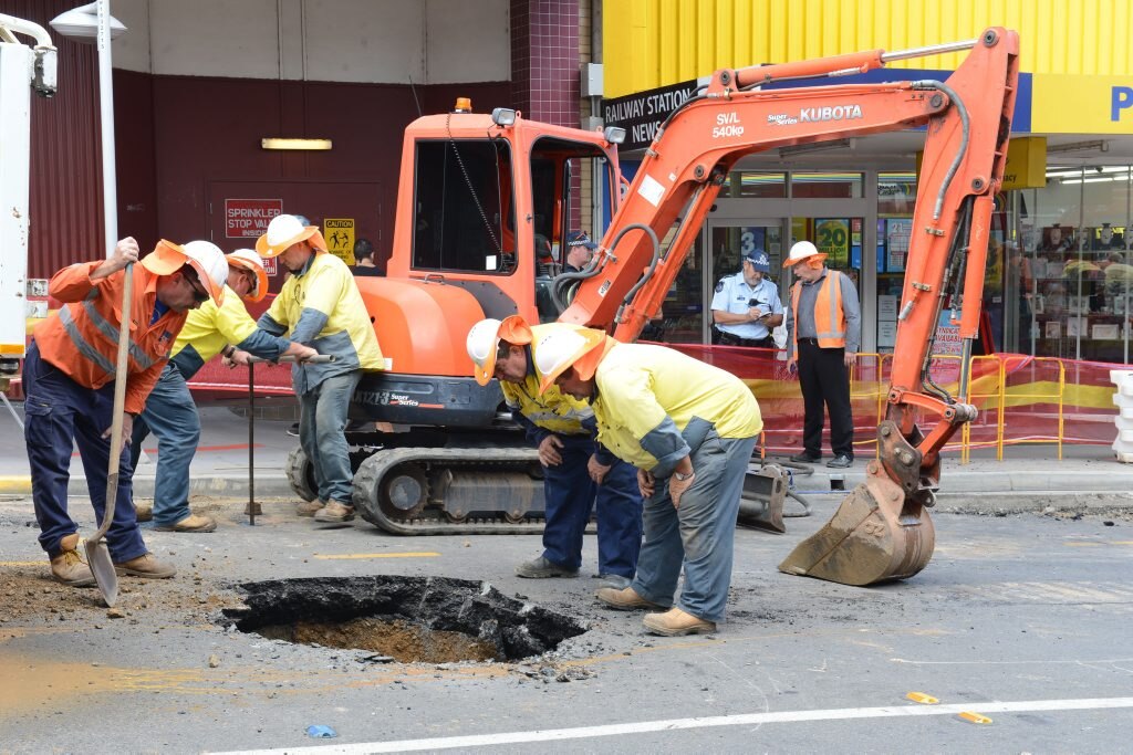 A burst water main caused some headaches in Bell Street on Thursday. Photo: Sarah Harvey / The Queensland Times. Picture: Sarah Harvey