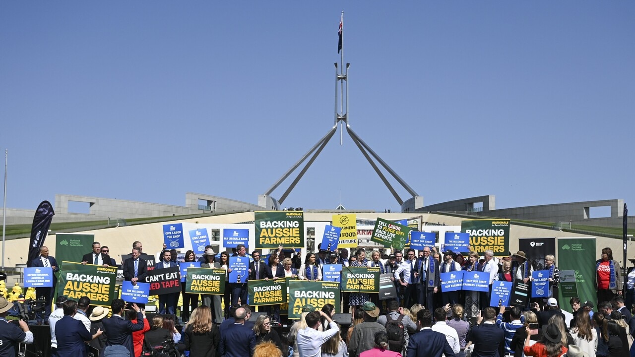 Hundreds of furious farmers rally against Labor’s ‘avalanche of bad ideas'