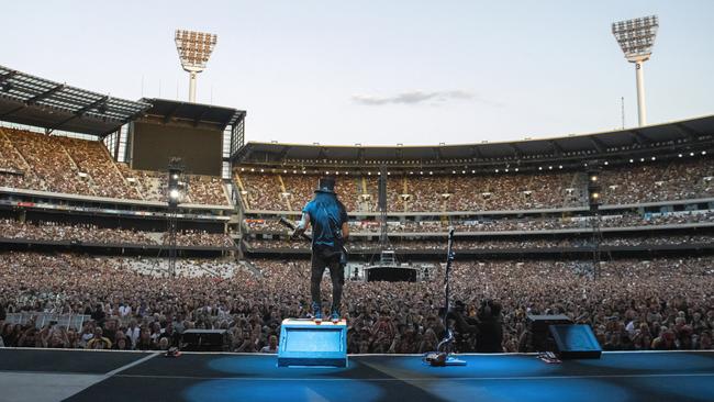 Guns N’ Roses guitarist Slash addresses the crowd during the band’s performance at the MCG on December 3, 2022. Picture: Supplied