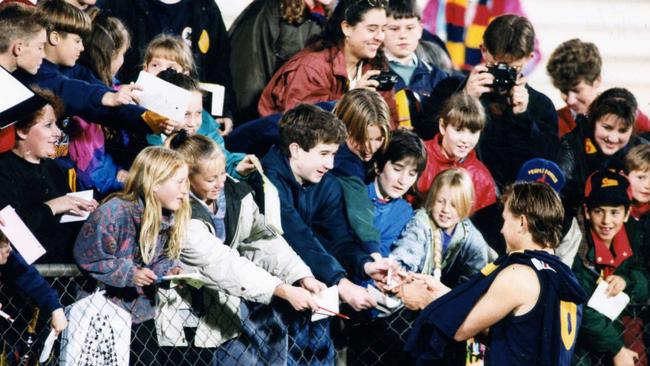 Tony Modra signs autographs for fans in 1993. Picture: Ray Titus