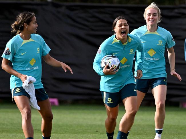 Australia's women's football captain Sam Kerr (C) and teammates take part in a training session in Melbourne on July 11, 2023 ahead of their international friendly against France. (Photo by William WEST / AFP) / --IMAGE RESTRICTED TO EDITORIAL USE - STRICTLY NO COMMERCIAL USE--