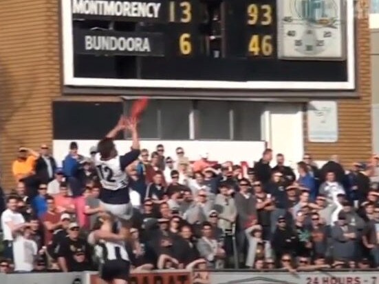 Gary Moorcroft takes a speccie in the 2013 grand final.