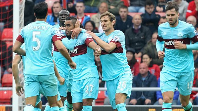 West Ham United's French midfielder Dimitri Payet (3rd R).