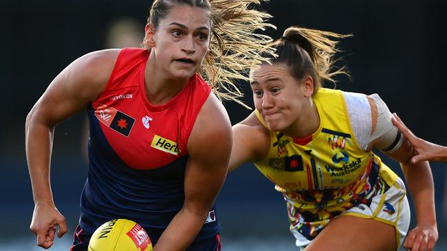 Eliza West gets her handball away before being tackled. Picture: Quinn Rooney/Getty Images