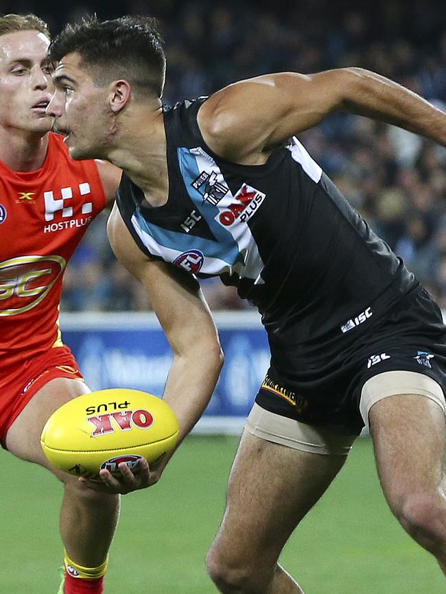 Riley Bonner gets a handball away. Picture: Sarah Reed