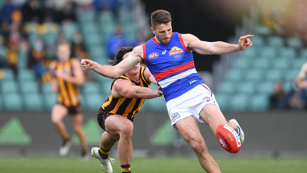 LAUNCESTON, AUSTRALIA – AUGUST 14: Marcus Bontempelli of the Bulldogs kicks the ball during the round 22 AFL match between Hawthorn Hawks and Western Bulldogs at University of Tasmania Stadium on August 14, 2021 in Launceston, Australia. (Photo by Steve Bell/AFL Photos via Getty Images)