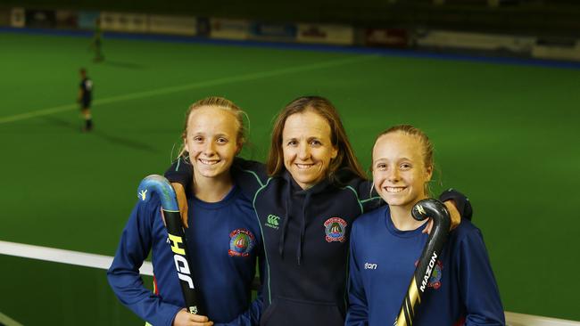 Proud mum Susan alongside her twin daughters Taylor (left) and Maddi (right) back in 2018. Picture: MATT THOMPSON