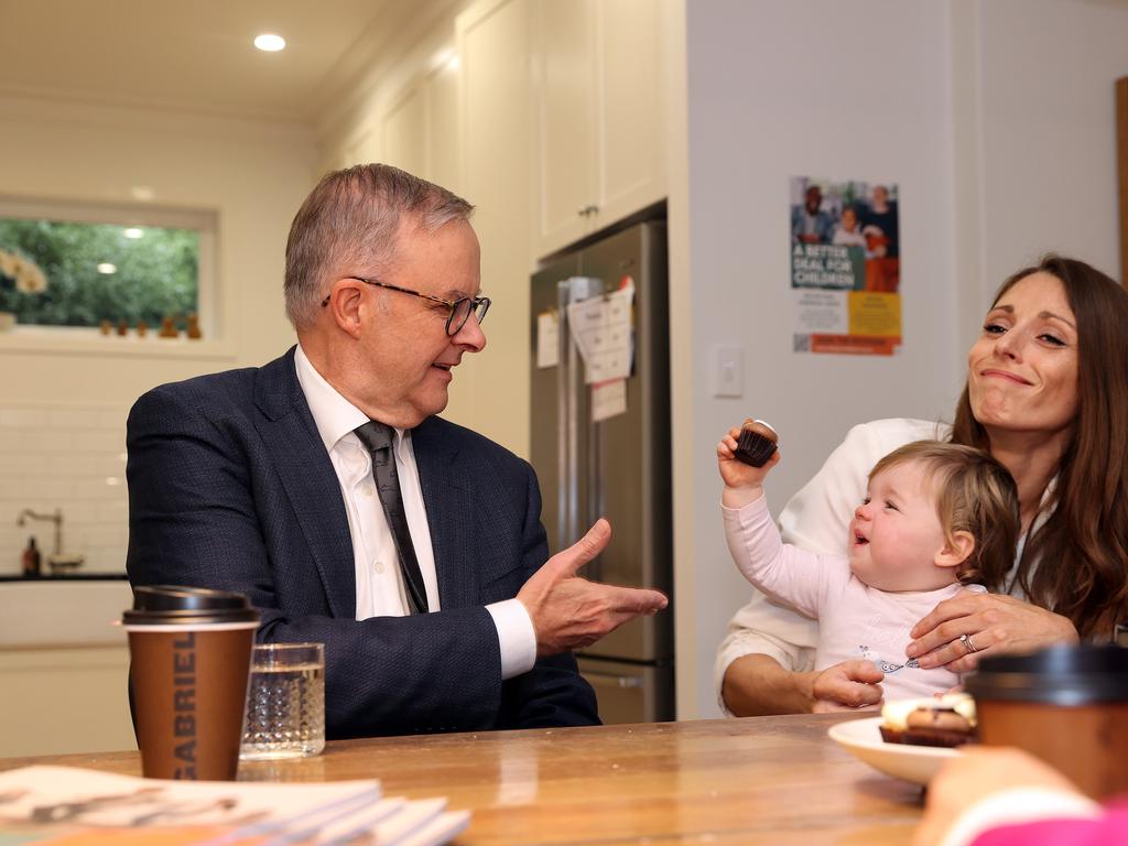 Anthony Albanese pictured Anna McFarlane and baby Isla. Picture: Sam Ruttyn