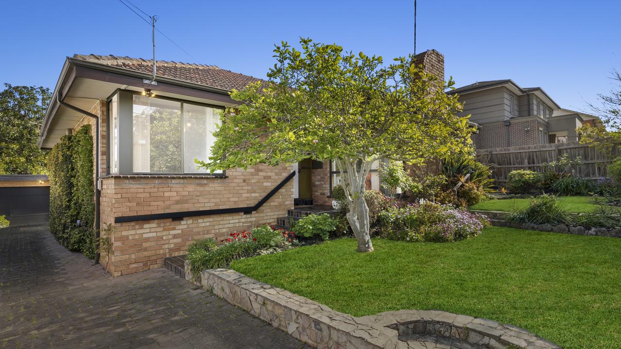 Renovate or detonate: Retro Melb mid-century house for sale