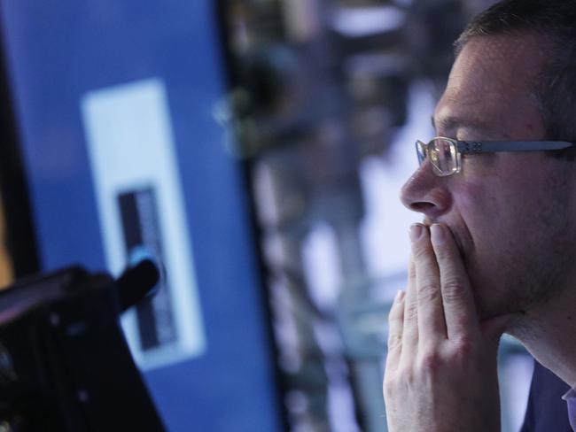 NEW YORK, NY - DECEMBER 21: Traders work on the floor of the New York Stock Exchange (NYSE) on December 21, 2015 in New York City. The Dow Jones industrial average was up over 100 points in morning trading following Friday's huge drop as the price of oil continued its yearly fall. Spencer Platt/Getty Images/AFP == FOR NEWSPAPERS, INTERNET, TELCOS & TELEVISION USE ONLY ==